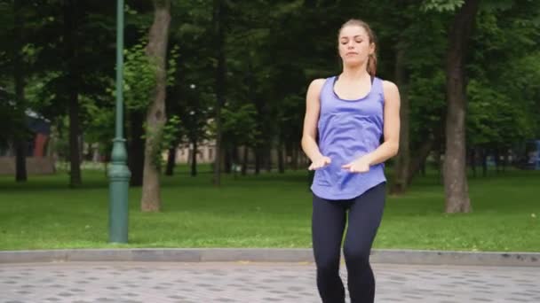 Rallentatore donna in esecuzione sul posto al di fuori — Video Stock