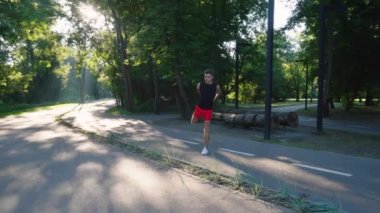 Adam parkta koşmadan önce bacaklarını açıyor.