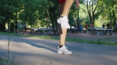 Koşmadan önce koşucunun bacakları ısınıyor
