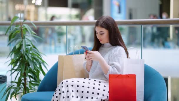 Amigos da mulher e telefone rindo na videochamada para memes de piadas  engraçadas ou comunicação em casa mulheres conversando no smartphone móvel  com risadas para conversa boba ou discussão no sofá da