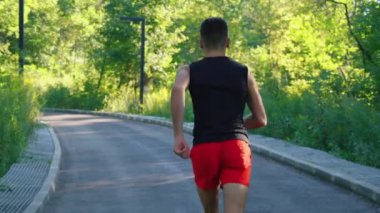 Yavaş çekim adamı dairesel yolda koşuyor