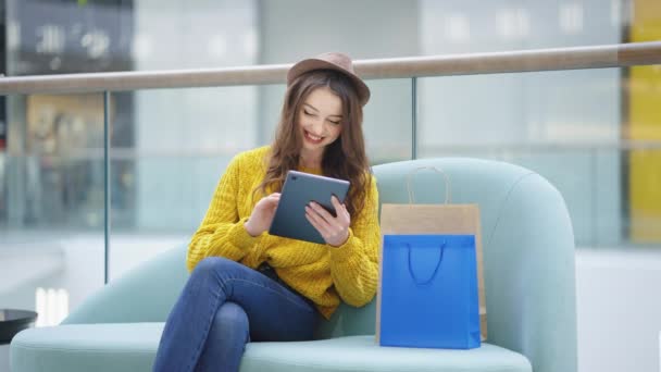 Žena pomocí tablet pro nakupování on-line — Stock video