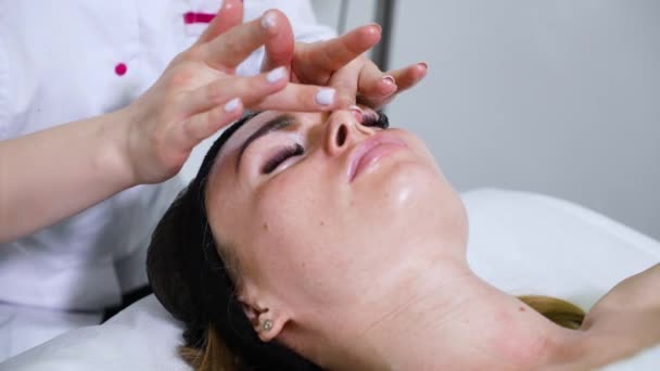Mujer recibiendo masaje facial en spa de bienestar — Vídeo de stock