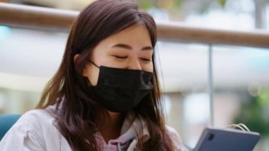 Maskeli kadın internette geziniyor