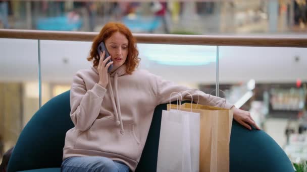 Mujer relajándose en el centro comercial y hablando por teléfono — Vídeos de Stock