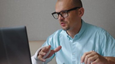 Alçılı kollu bir iş adamının video çağrısı var.