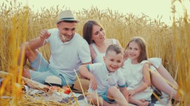 Aile pikniğinde babalar çocukları gıdıklıyor.