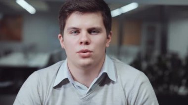 İş adamı video konferansı sırasında kameraya konuşuyor