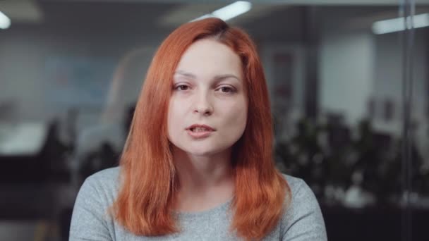 Çevrimiçi iş konferansı sırasında kamerayla konuşan kadın — Stok video