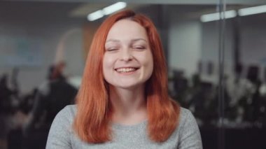 Video çağrısı sırasında hava öpücüğü gönderen kadın