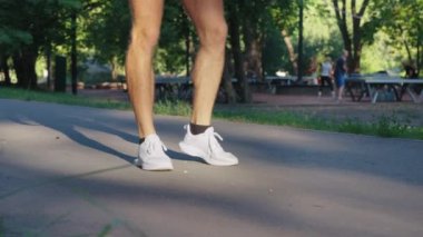 Koşmadan önce erkek bacakları ısınıyor.