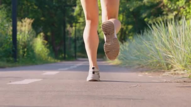 Pés femininos correndo na estrada em câmera lenta — Vídeo de Stock