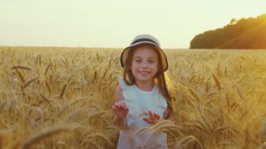 Gün batımında tarlada yürüyen tatlı kız.