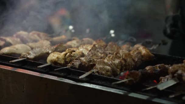 Brochetas de carne a la parrilla en la feria callejera — Vídeos de Stock