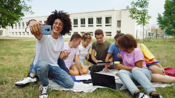 흑인 학생 이 캠퍼스에서 친구들 과 함께 vlog 를 녹음 — 비디오