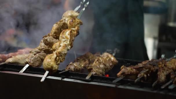 Asar carne en el festival de comida callejera — Vídeos de Stock