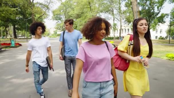 Estudantes alegres caminhando juntos depois das aulas — Vídeo de Stock