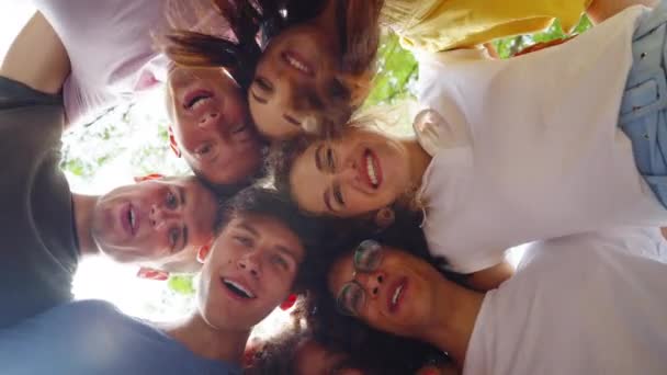 Amigos felices reuniéndose en círculo encima de la cámara — Vídeos de Stock
