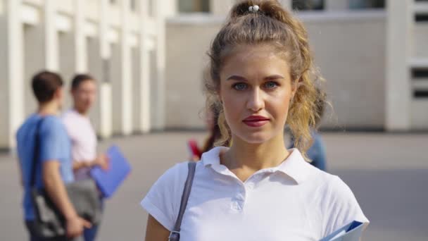 Üniversiteye yakın genç kız portresi — Stok video