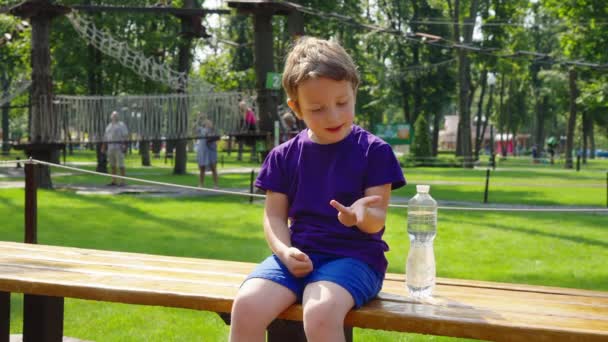 Mały chłopiec licząc palce w słonecznym parku — Wideo stockowe