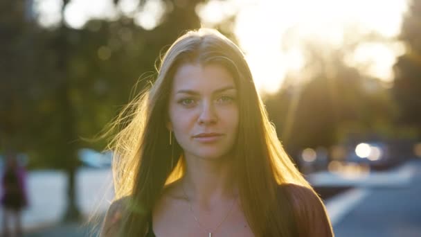 Giovane donna in posa al tramonto in città — Video Stock