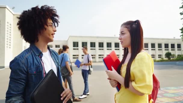 Estudantes multirraciais falando na frente da faculdade — Vídeo de Stock