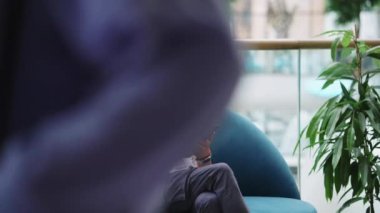 Öğrenci salgın sırasında halka açık yerlerde e-kitap okuyor