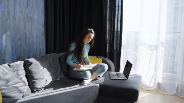 Woman listening to webinar and making notes — Stock Video