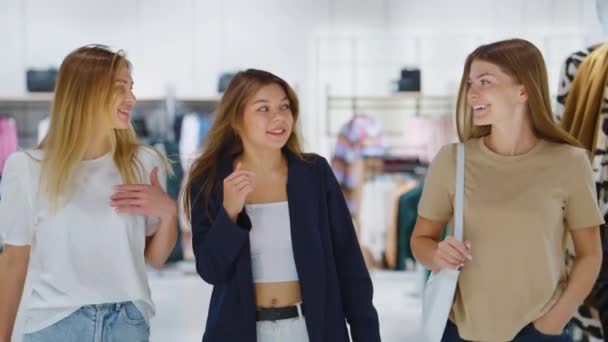 Mujeres haciendo compras en la tienda de moda juntas — Vídeos de Stock