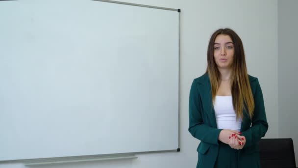 Business coach in de buurt van whiteboard geven motiverende toespraak — Stockvideo