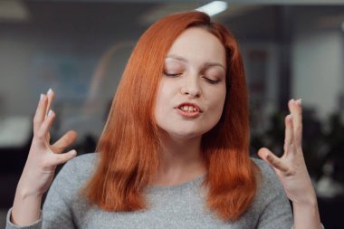 İnternetteki toplantı sırasında internet kamerasından şikayetçi olan kadın patron.