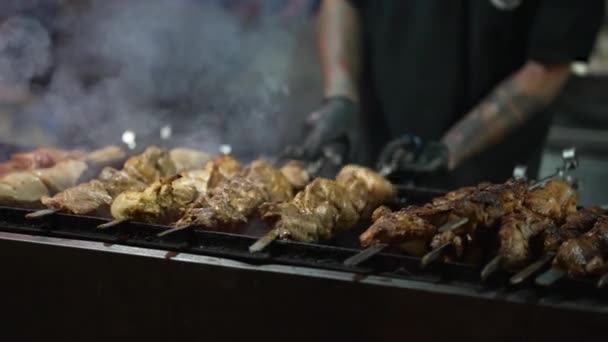 Varkensvleesspiesjes op grill op straatmarkt — Stockvideo