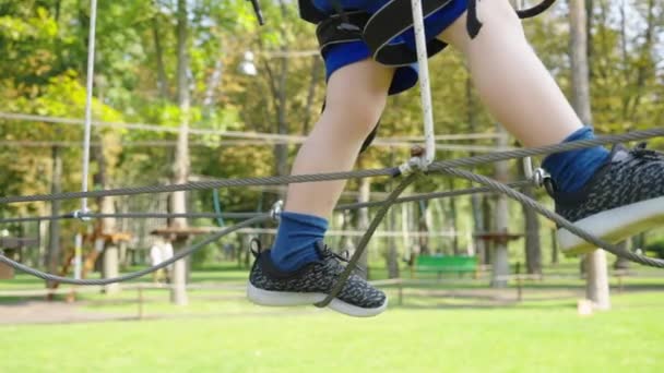 Liten barn njuter av rep trail äventyr i nöjespark — Stockvideo