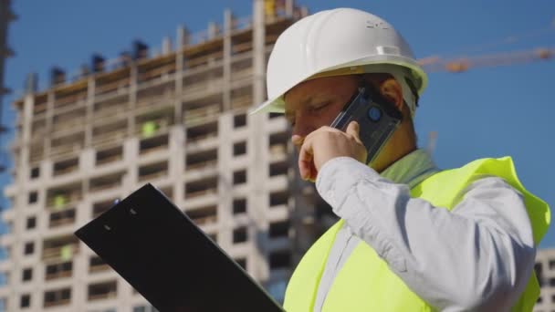 Burgerlijk ingenieur doet inspectie op bouwplaats — Stockvideo