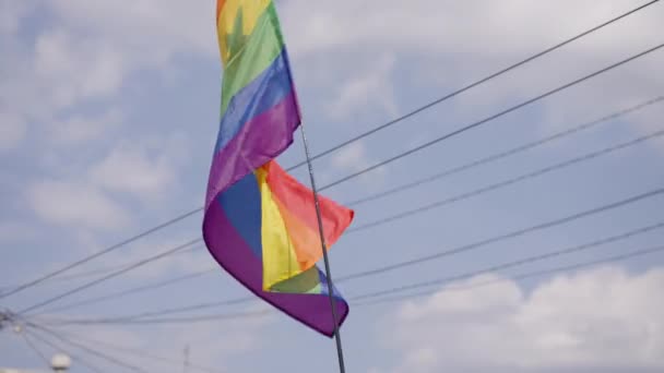 Gay Pride bandera ondeando contra el cielo azul — Vídeos de Stock