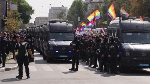 Kharkiv, Ukraina - 12 sep 2021: polis säkrar gay Pride parad — Stockvideo