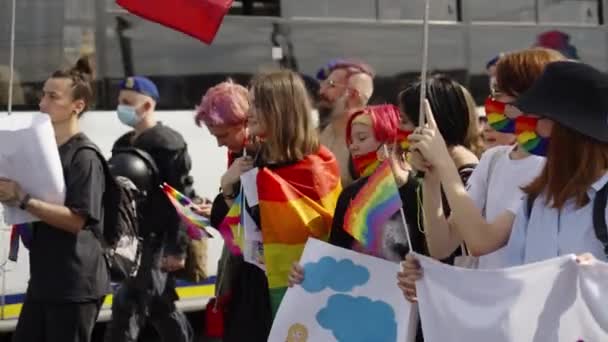 Kharkiv, Ucraina - 12 settembre 2021: Gay Pride concorrenti sfilata bandiere e striscioni — Video Stock