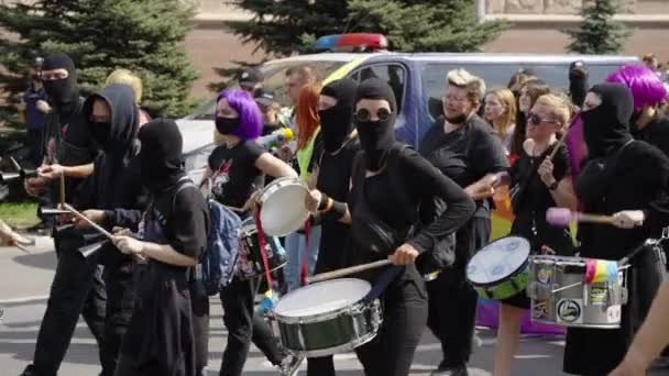 Харьков, Украина - 12 сентября 2021 года: барабанщики на гей-параде — стоковое видео
