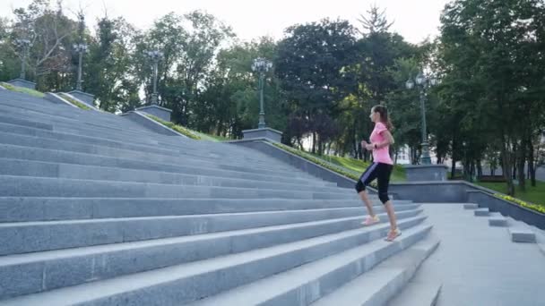适合在楼上慢慢跑的女人 — 图库视频影像