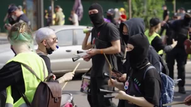 우크라이나 하르키우: 2021 년 9 월 12 일 게이 프라이드 퍼레이드에서 소란을 피우다 — 비디오