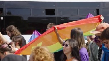 Kharkiv, Ukrayna - Sep 12, 2021: lgbtq bayrağı taşıyan kalabalık