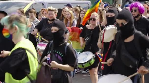 Kharkiv, Ukraina - sep 12, 2021: trummisar gör buller på Pride parad — Stockvideo