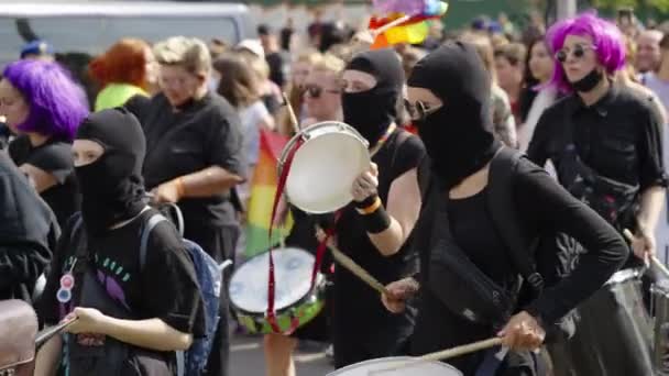 Kharkiv, Ucrania - 12 de septiembre de 2021: Activistas del desfile del orgullo tocando la batería — Vídeos de Stock