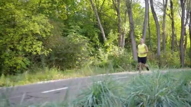 Lento homem movimento correndo na estrada do país — Vídeo de Stock