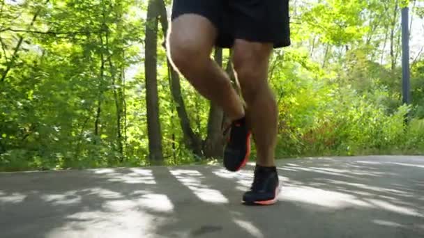 Erkek bacakları parkta ağır çekimde koşuyor. — Stok video