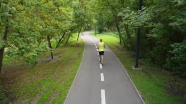 İşaretli yolda koşan adam