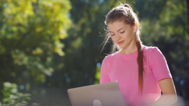 Parkta dizüstü bilgisayarda yazı yazan metin yazarı