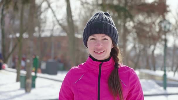 Başparmak gösterilmesini spor giyim kadın — Stok video