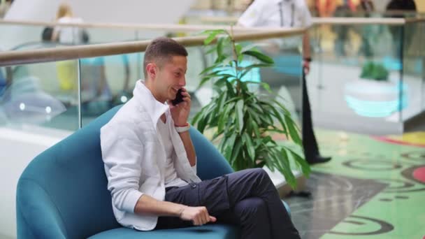 Hombre hablando por teléfono en el centro comercial — Vídeos de Stock