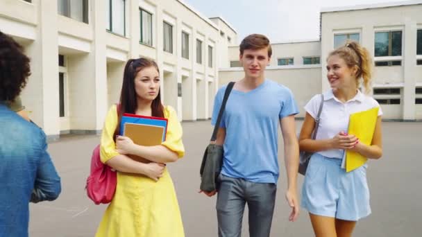 Gecompliceerde relatie tussen medestudenten — Stockvideo